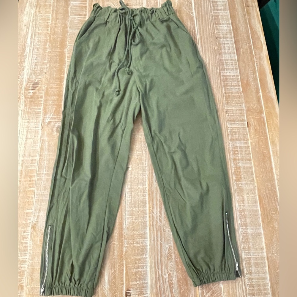 Green jogger pants NWOT size medium